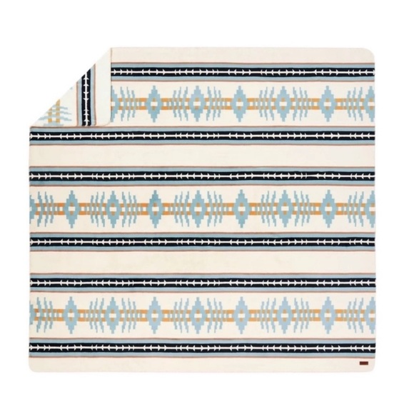 🎉LAST CHANCE🎉 Pendleton luxurious plush blanket - Picture 4 of 8
